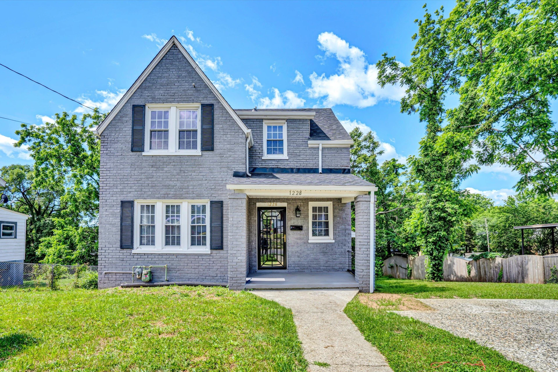 1228 Thomas AVE