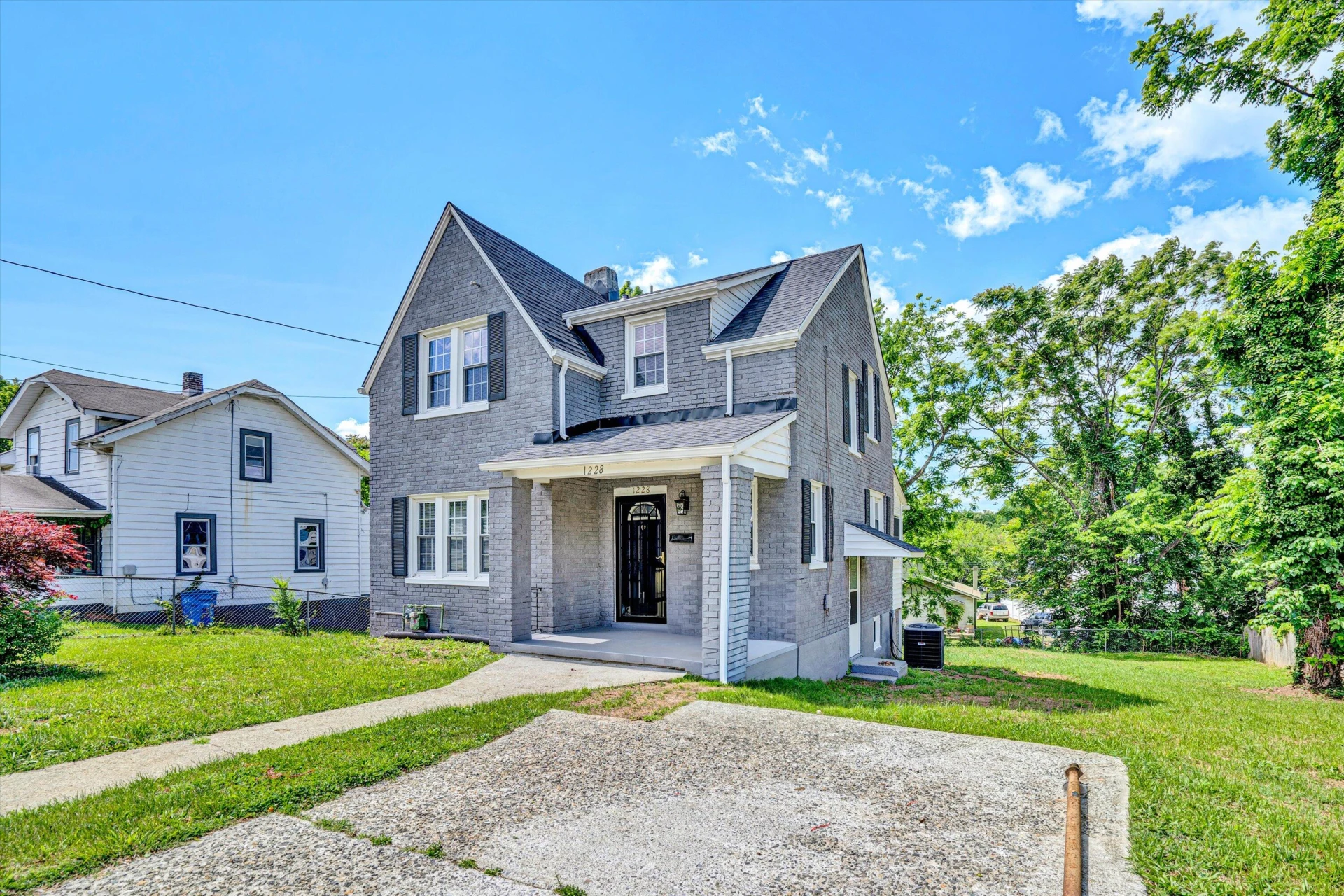 1228 Thomas AVE - Photo 2