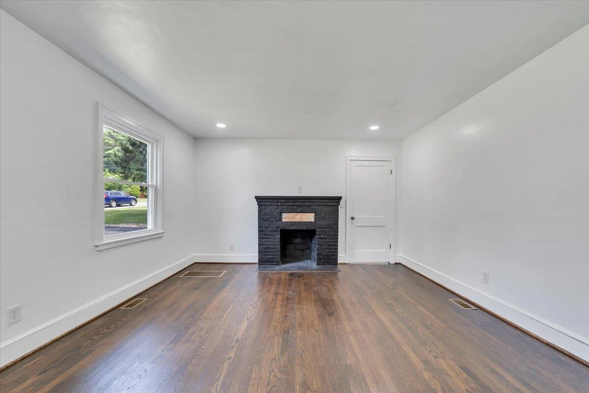 3625 Poplar DR - Photo 4