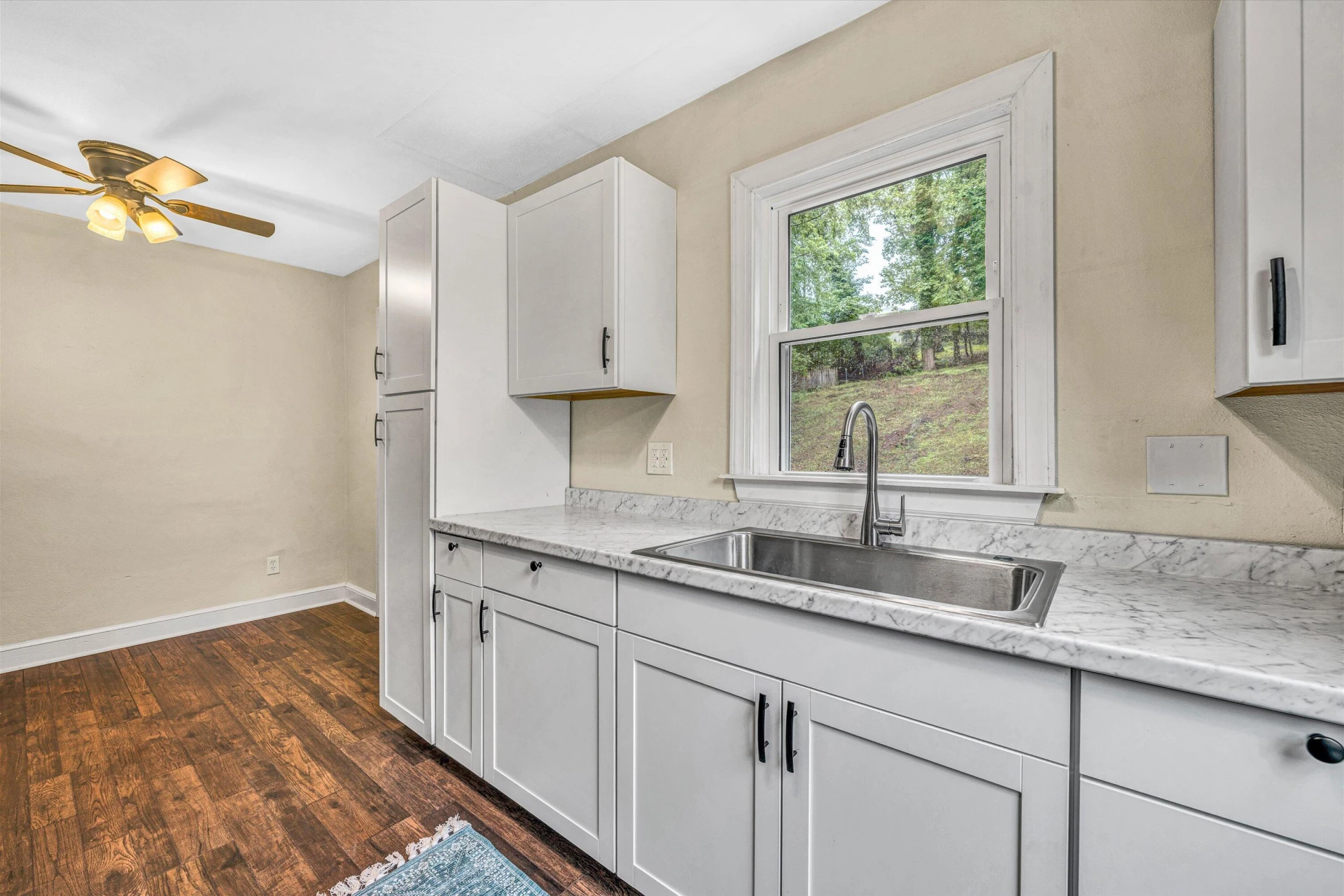 2752 Lansing DR - Photo 8