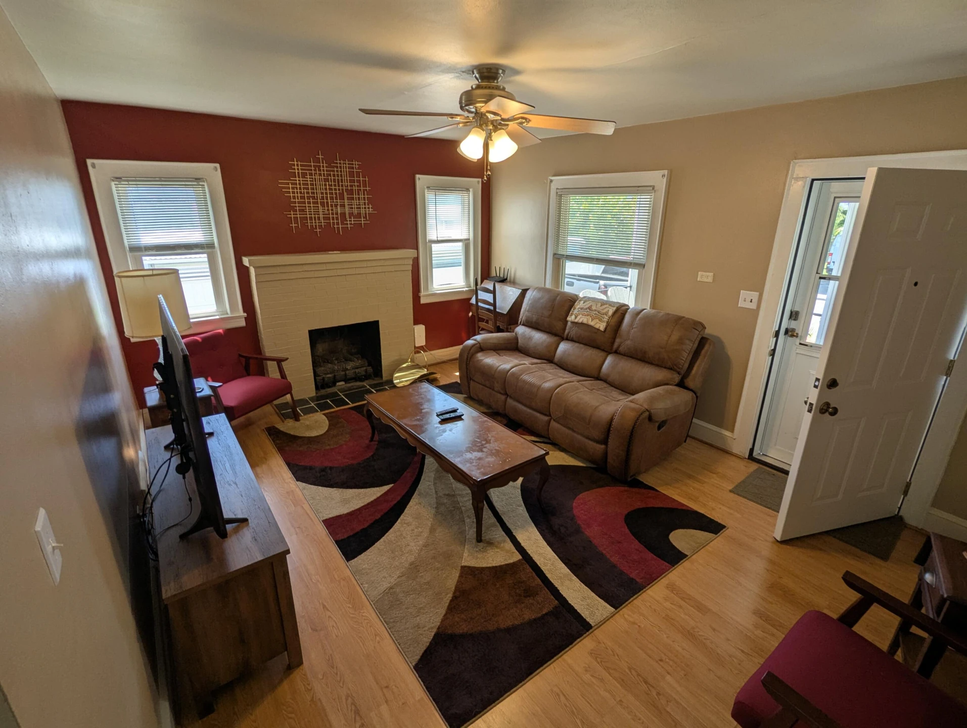 3111 Hillcrest AVE - Photo 3