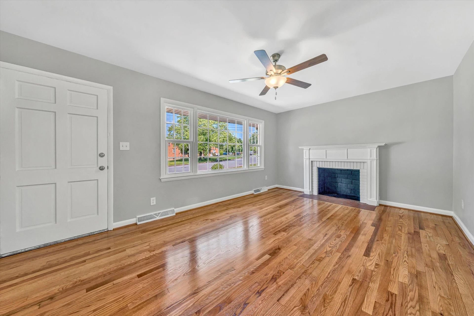 4566 Girard DR - Photo 4