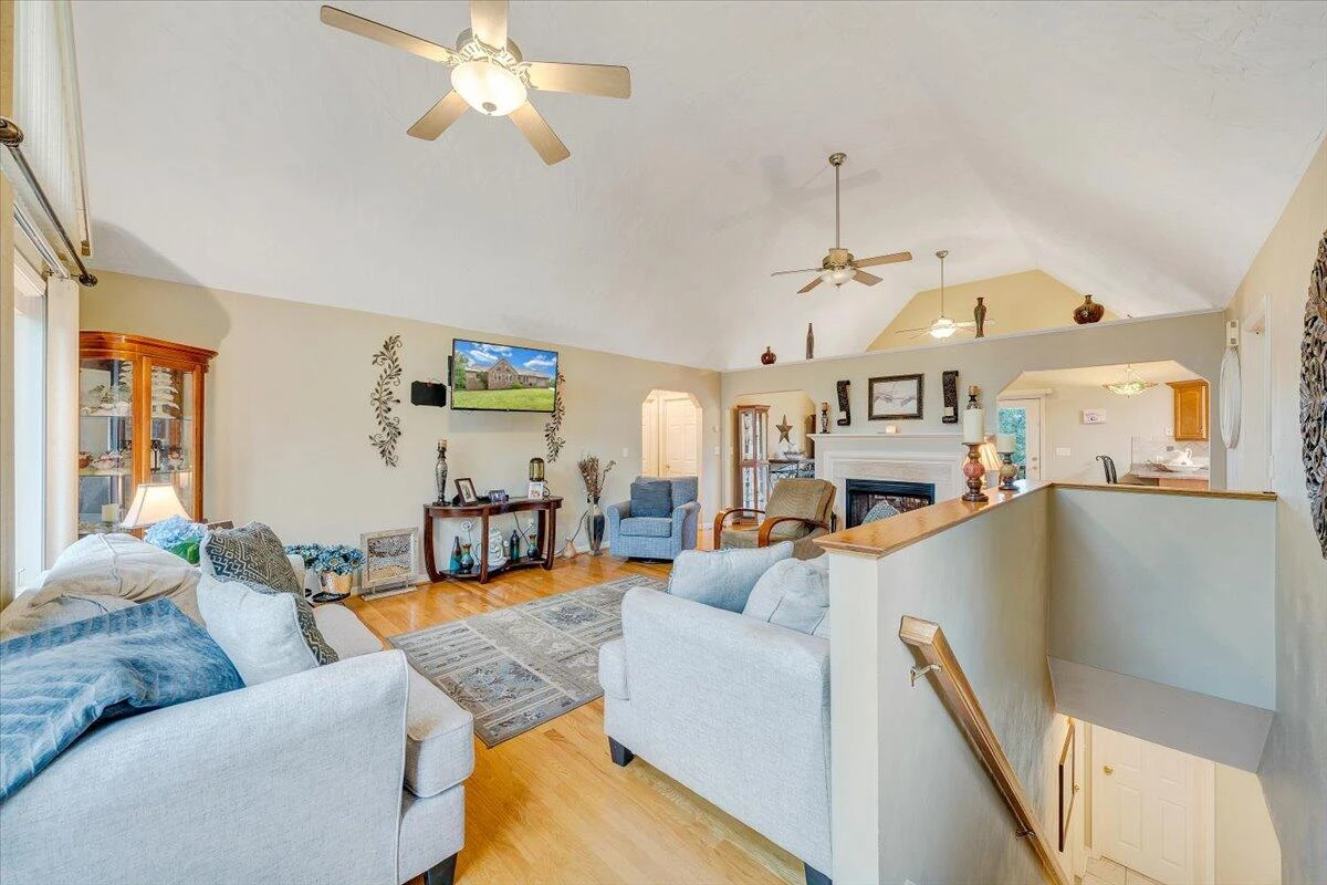 1341 Johnsbury CT - Photo 2