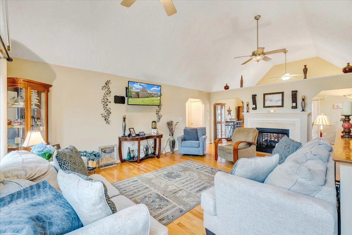 1341 Johnsbury CT - Photo 3