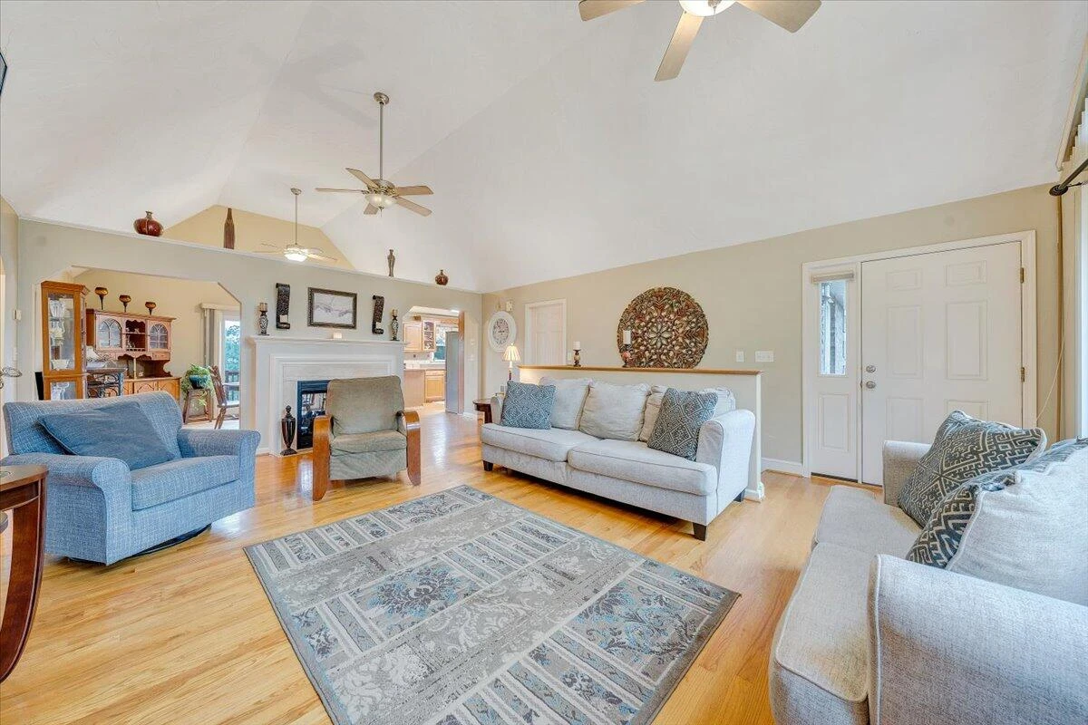 1341 Johnsbury CT - Photo 4