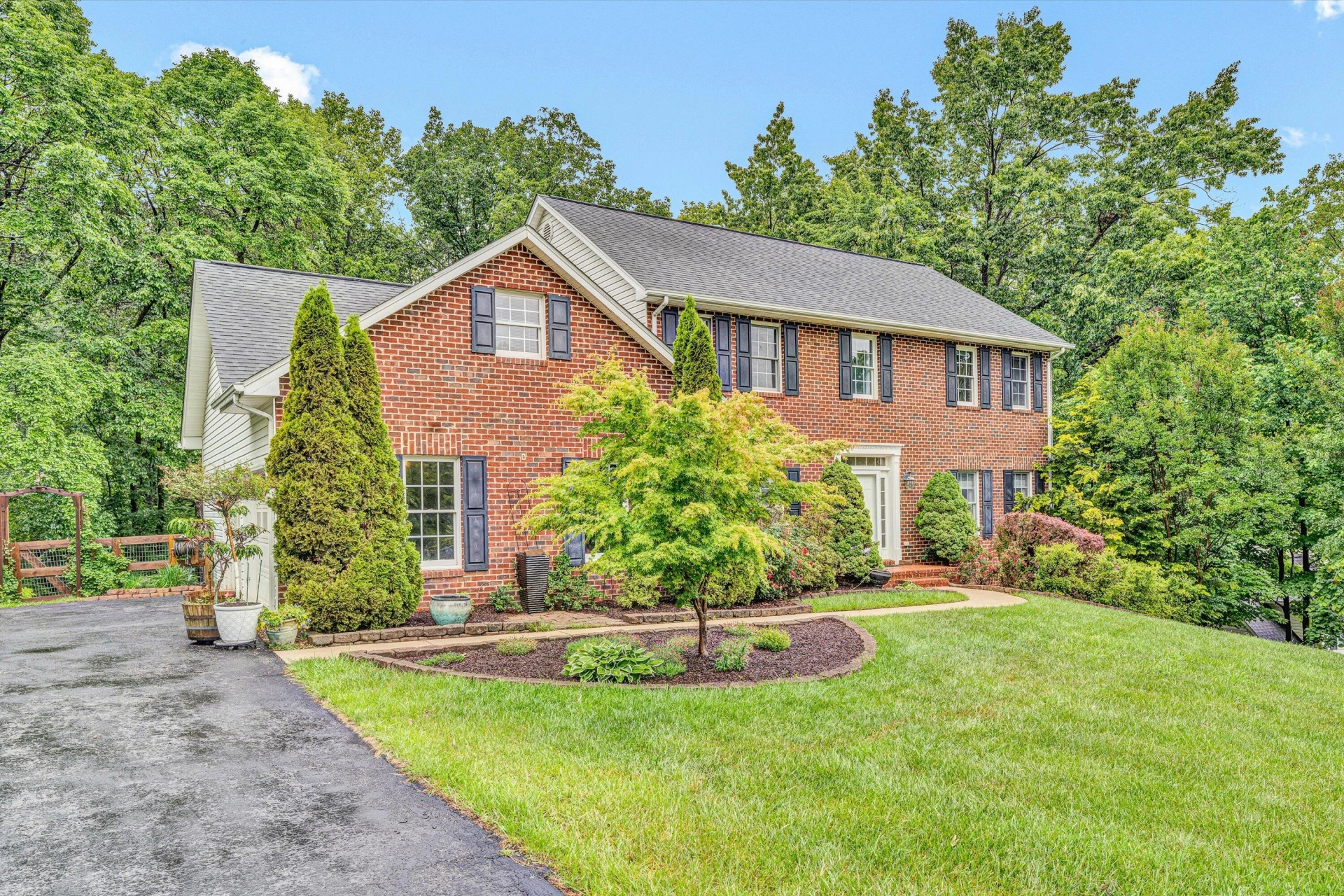 196 Buckingham CT - Photo 2