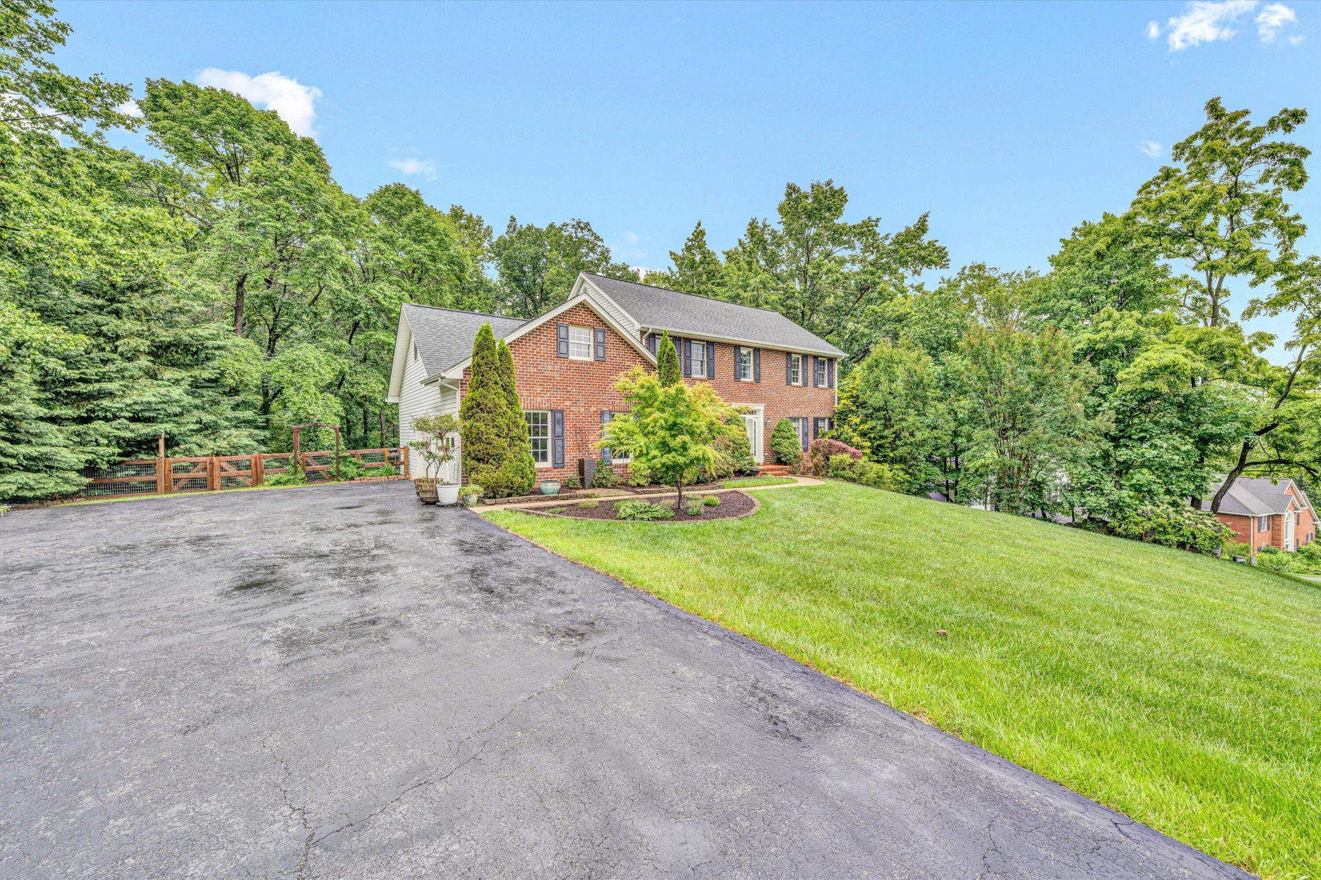 196 Buckingham CT - Photo 3