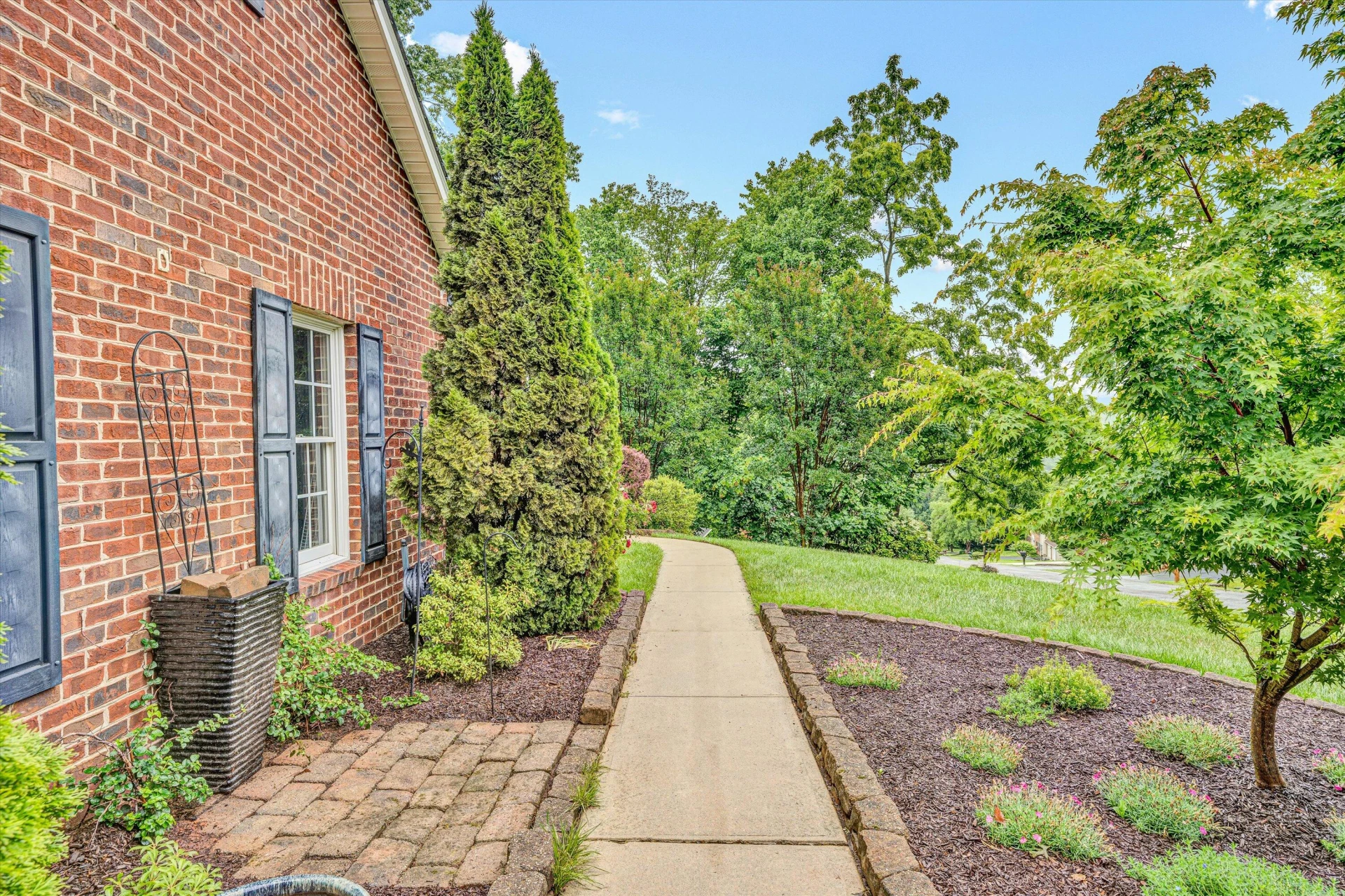 196 Buckingham CT - Photo 4