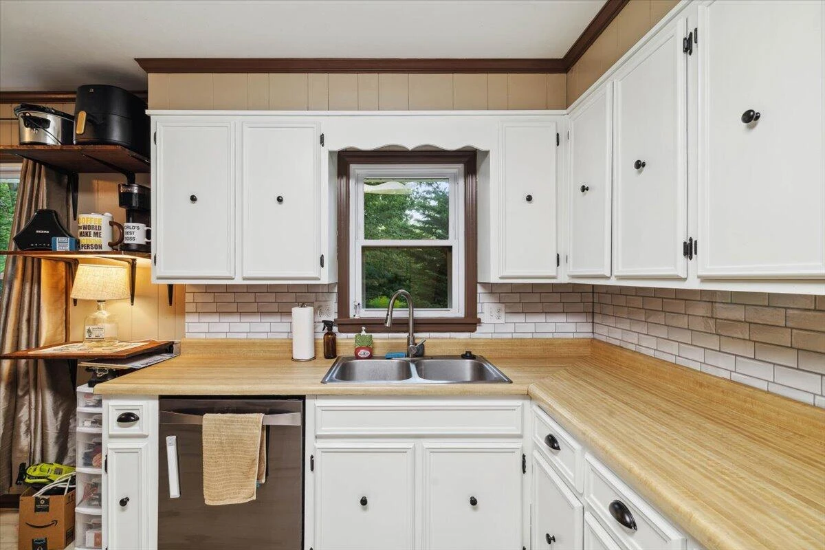 2266 Medford RD - Photo 7
