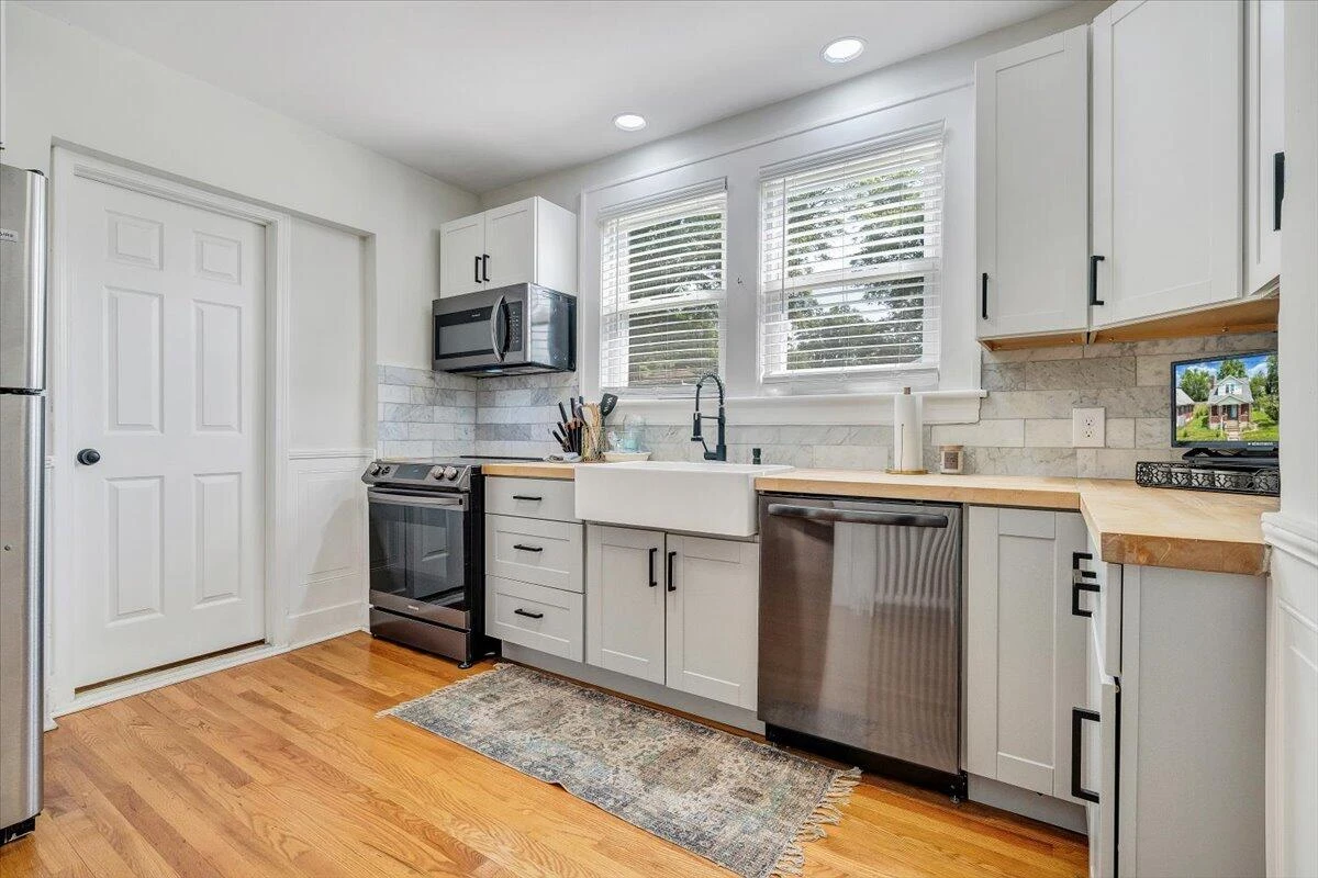 1124 Jamison AVE - Photo 11