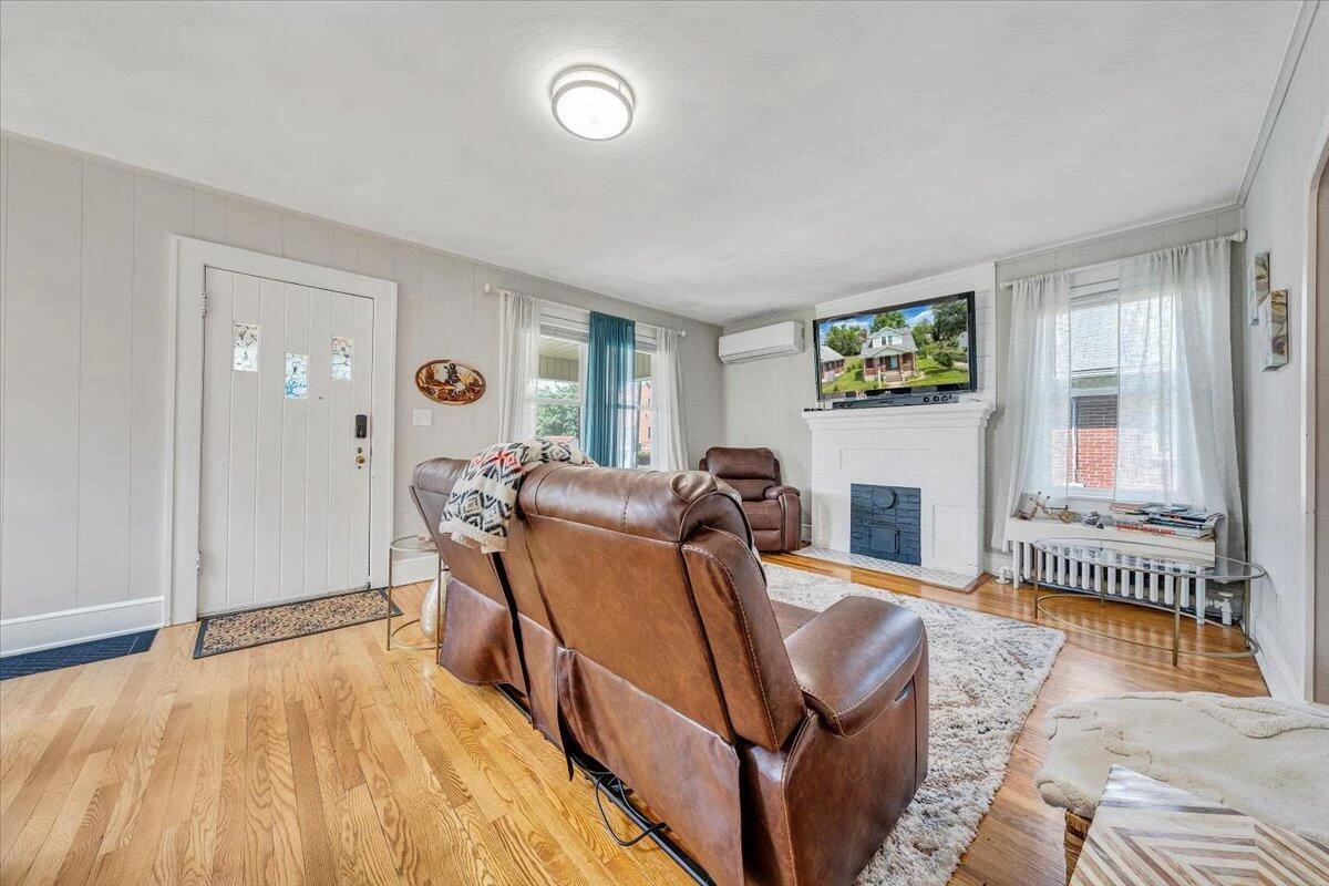 1124 Jamison AVE - Photo 3