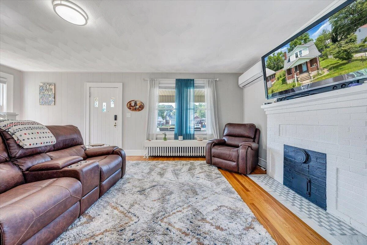 1124 Jamison AVE - Photo 4