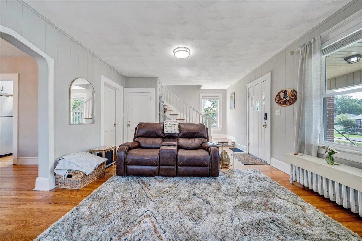 1124 Jamison AVE - Photo 5