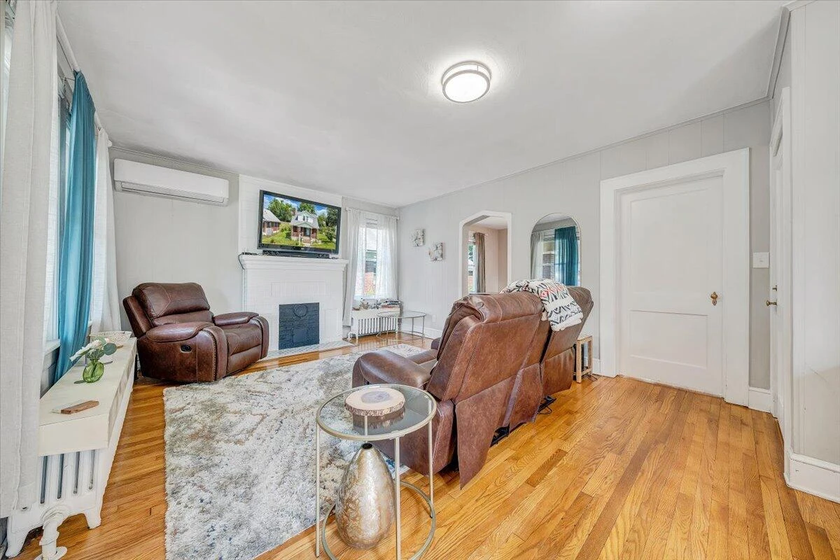 1124 Jamison AVE - Photo 6