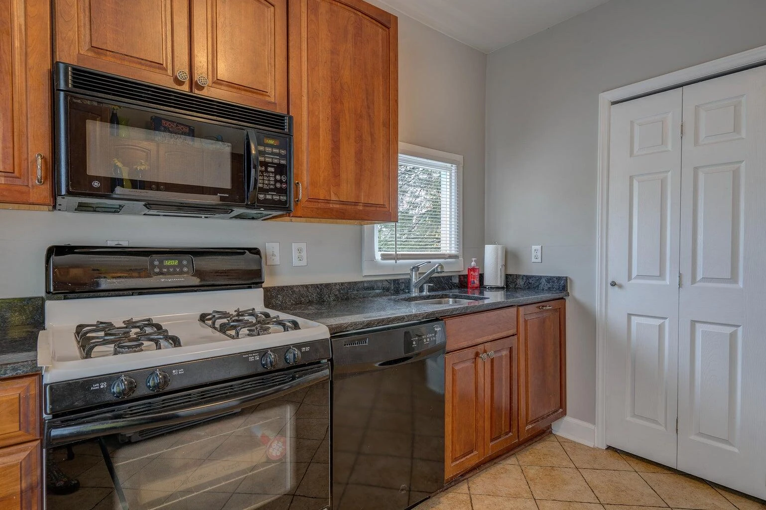515 ELM AVE - Photo 17