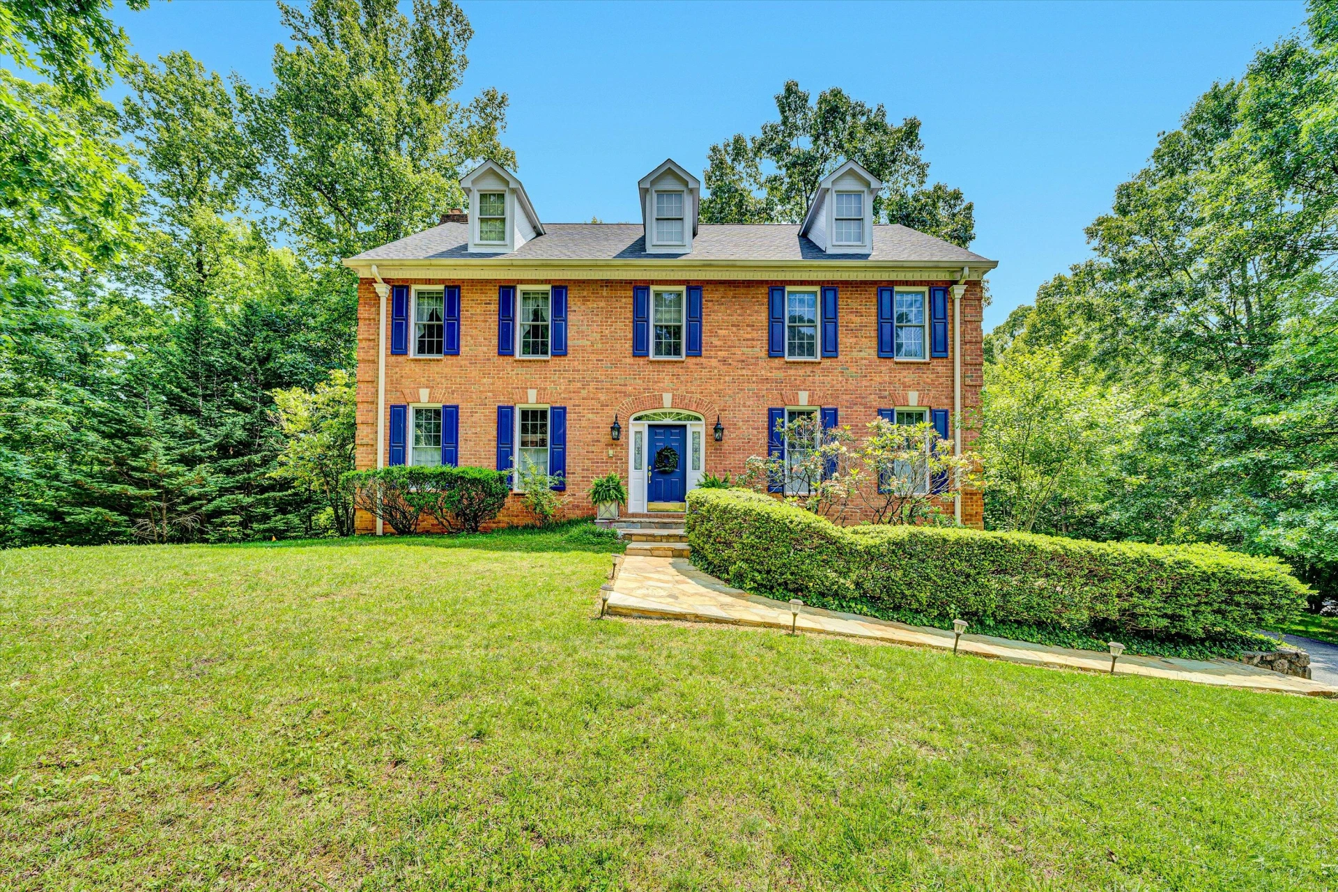320 Grandview DR - Photo 2