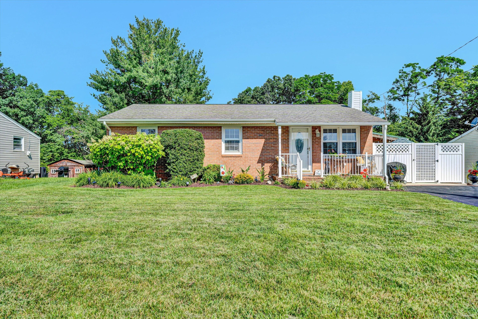 2139 Bailey AVE - Photo 2