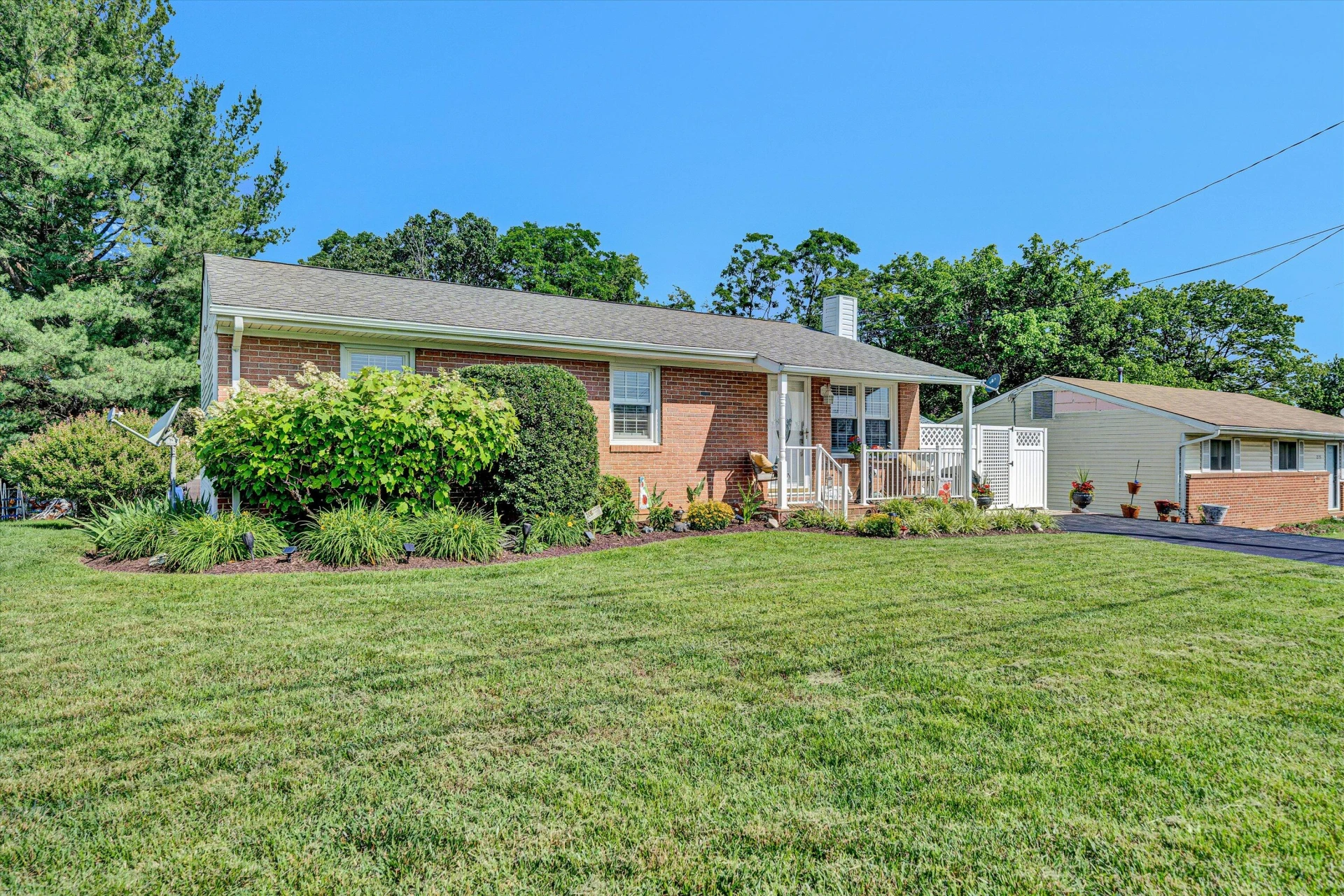 2139 Bailey AVE - Photo 3