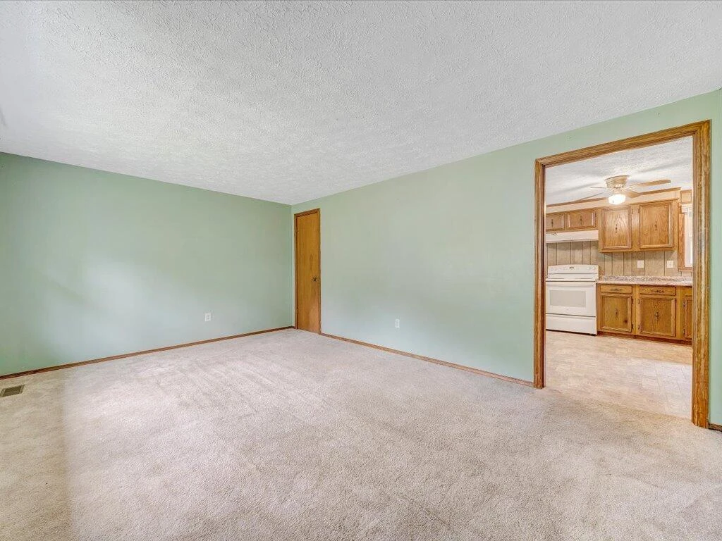 82 Forest Hill DR - Photo 3