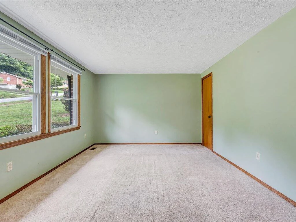 82 Forest Hill DR - Photo 4