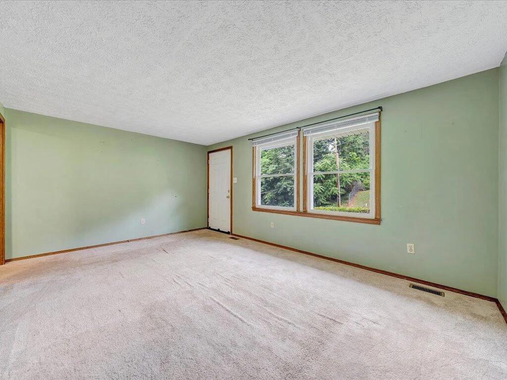 82 Forest Hill DR - Photo 6