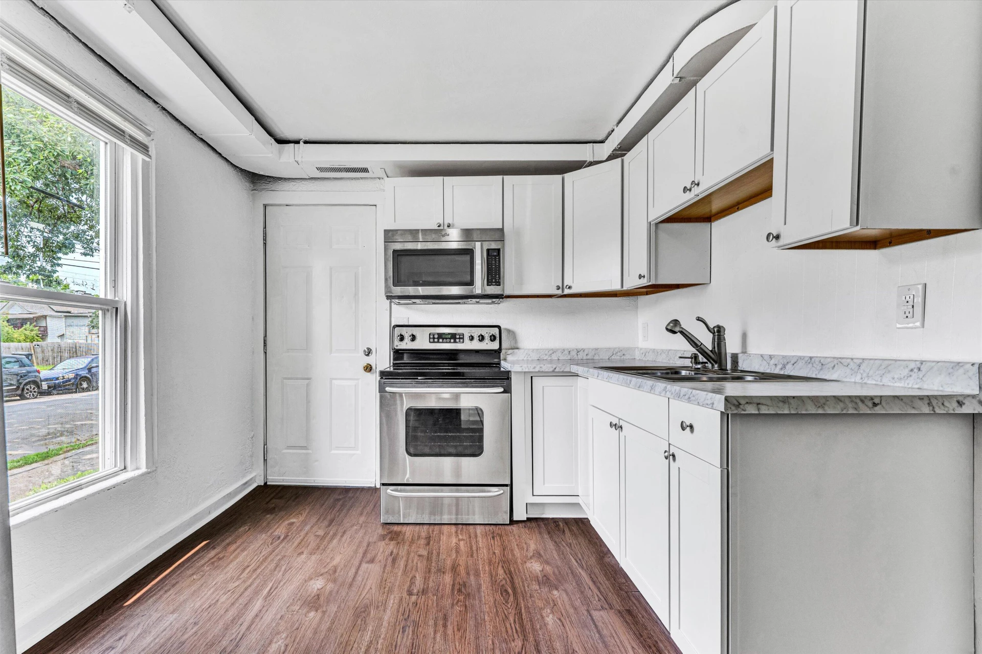 1002 Stewart AVE - Photo 7