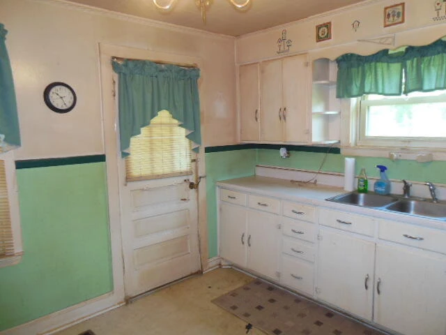1554 Blanton AVE - Photo 10