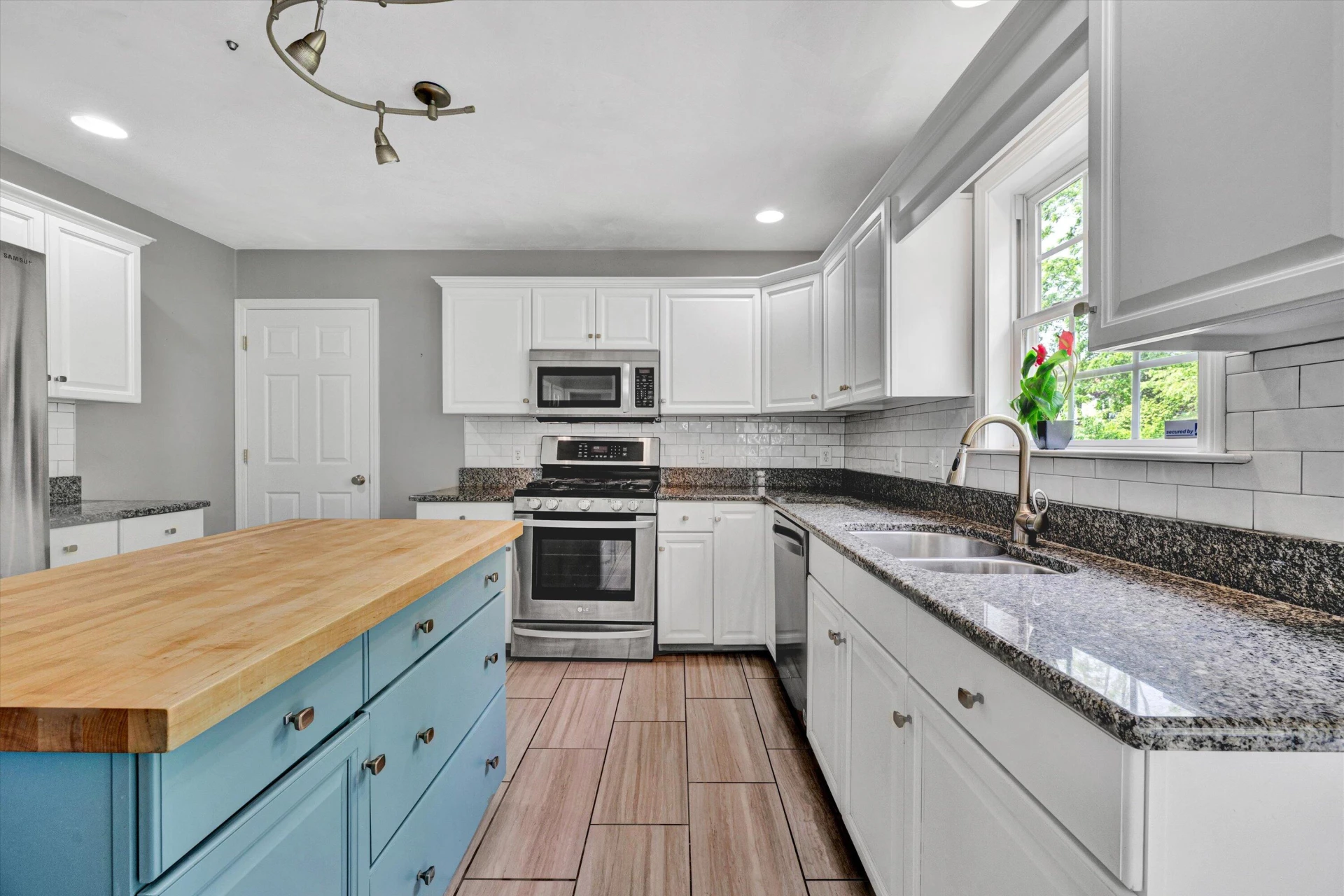 135 Sapphire AVE - Photo 18