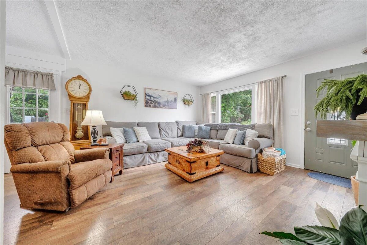 1405 Linden AVE - Photo 3