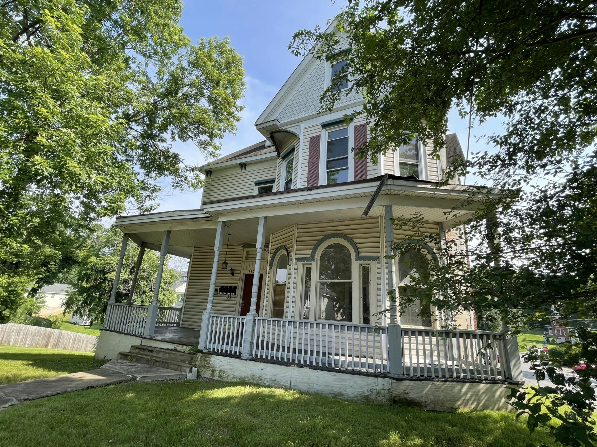 832 Patterson AVE - Photo 3