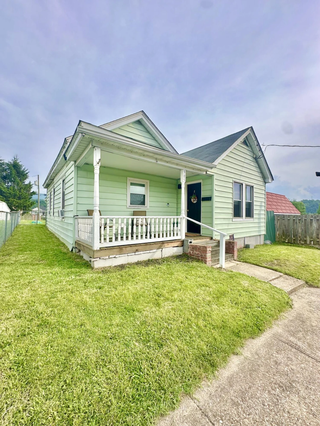305 Pine ST - Photo 2