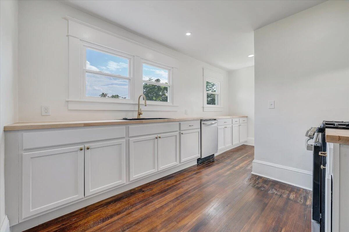 2110 Carroll AVE - Photo 10