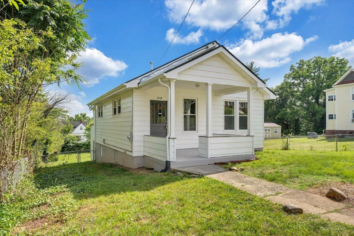 2110 Carroll AVE - Photo 2