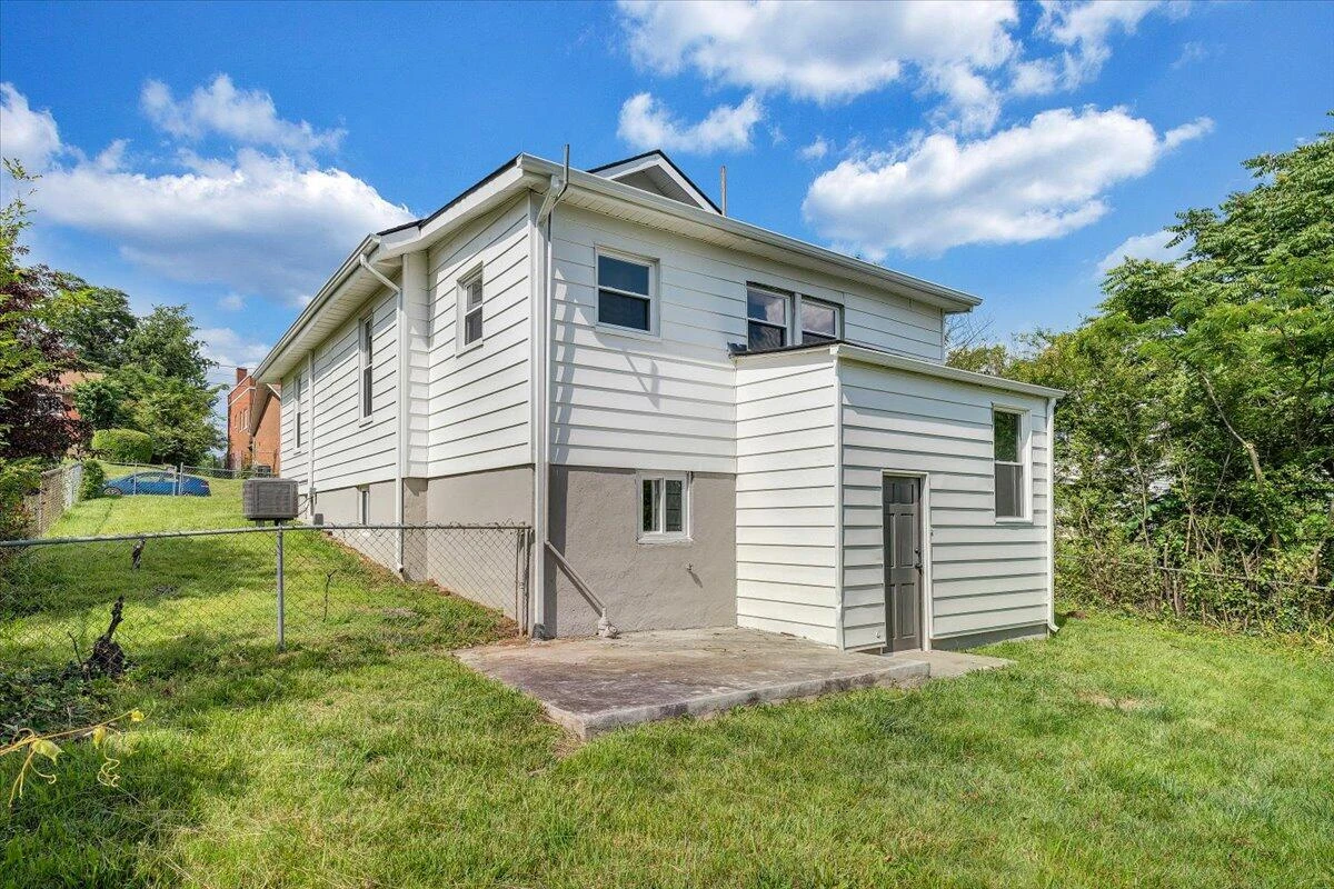 2110 Carroll AVE - Photo 24