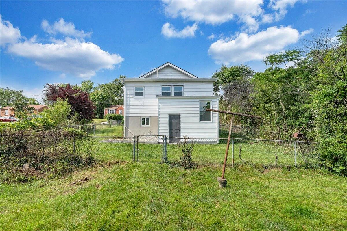 2110 Carroll AVE - Photo 27