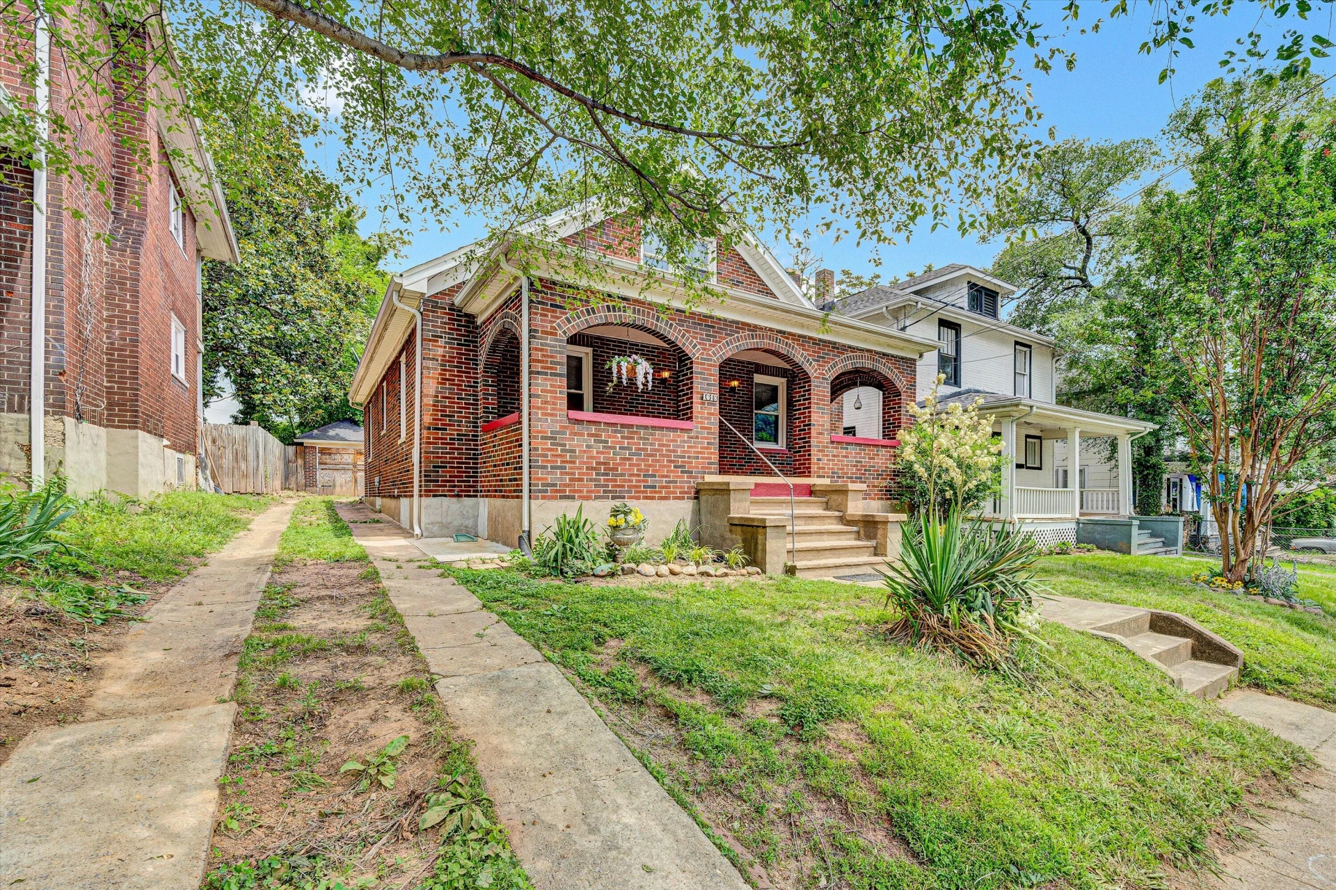 1618 8th ST - Photo 2