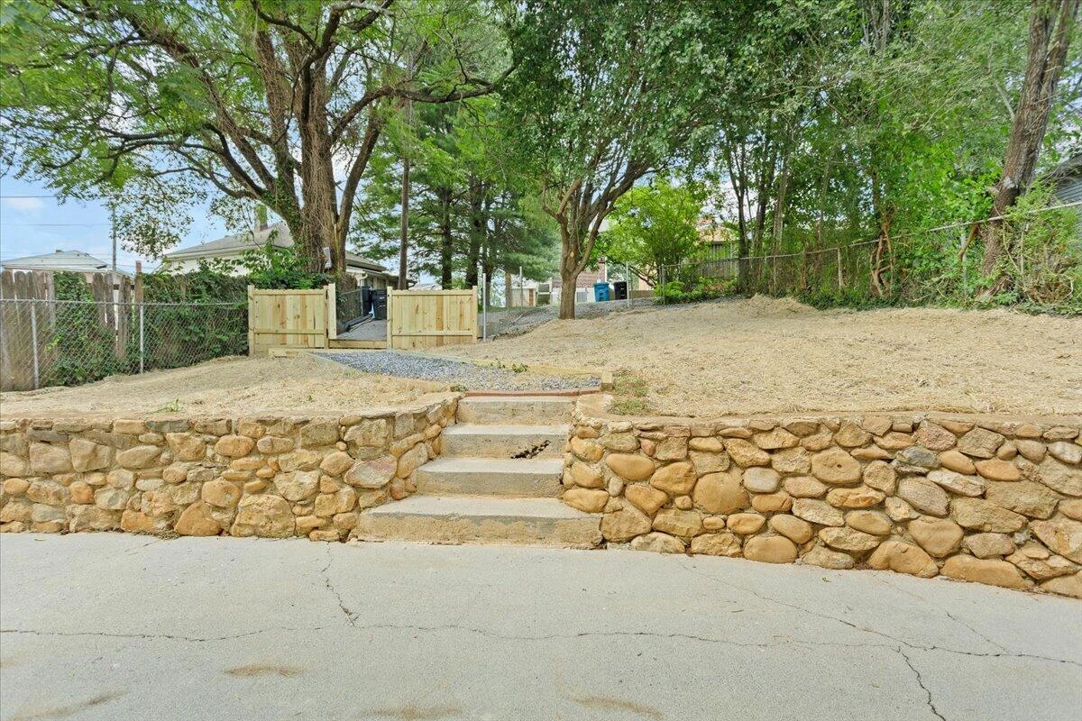 1012 Morehead AVE - Photo 29