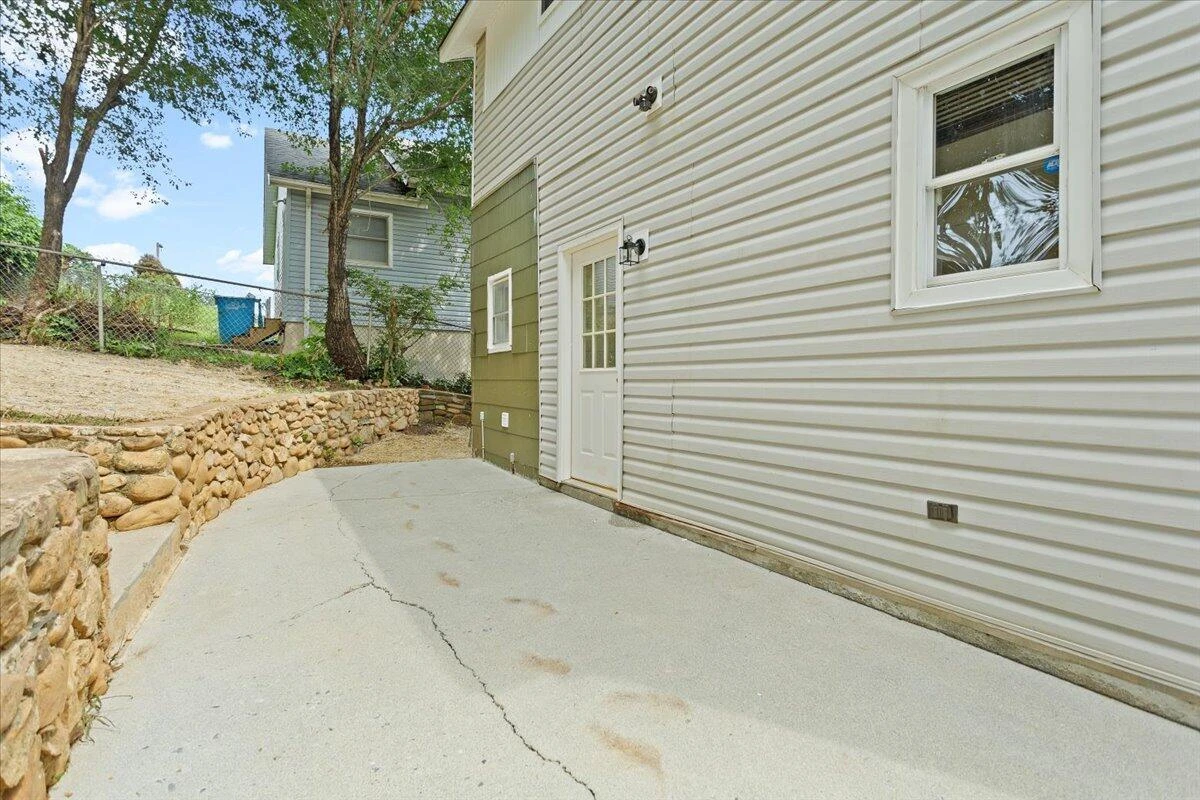 1012 Morehead AVE - Photo 31