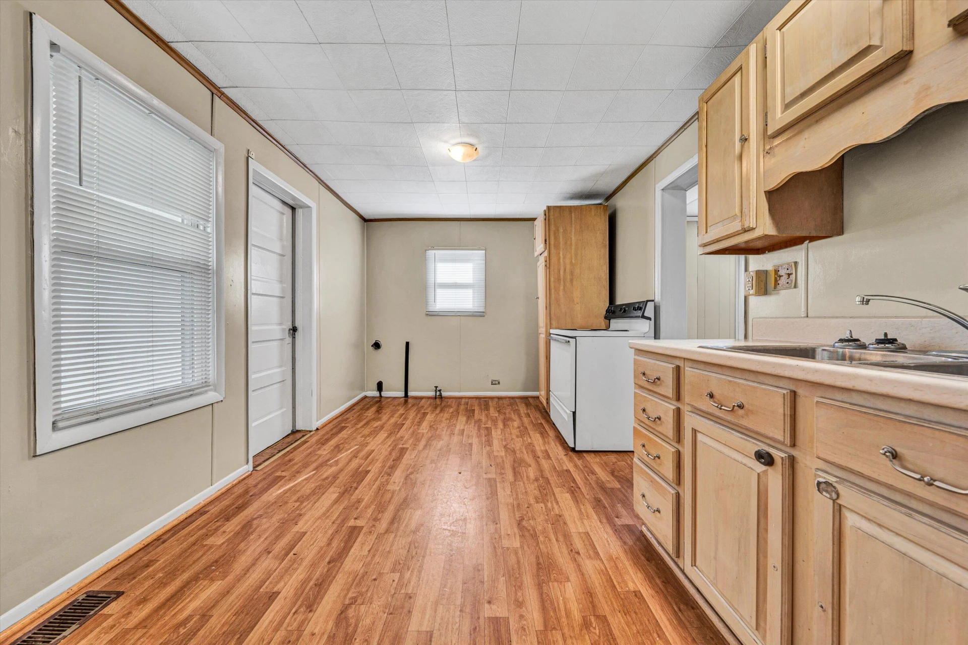 1108 Tompkins AVE - Photo 14