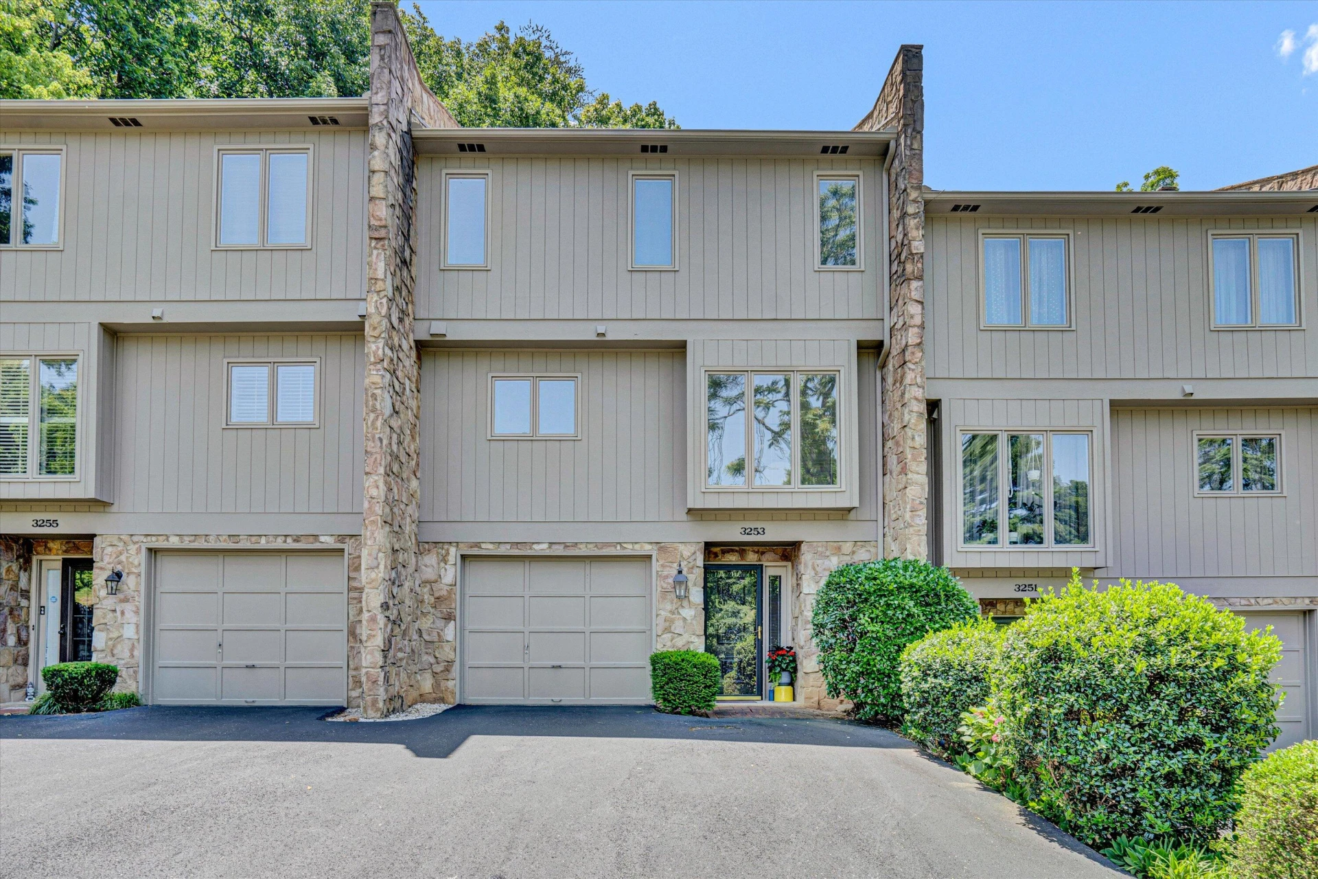 3253 Londonderry LN