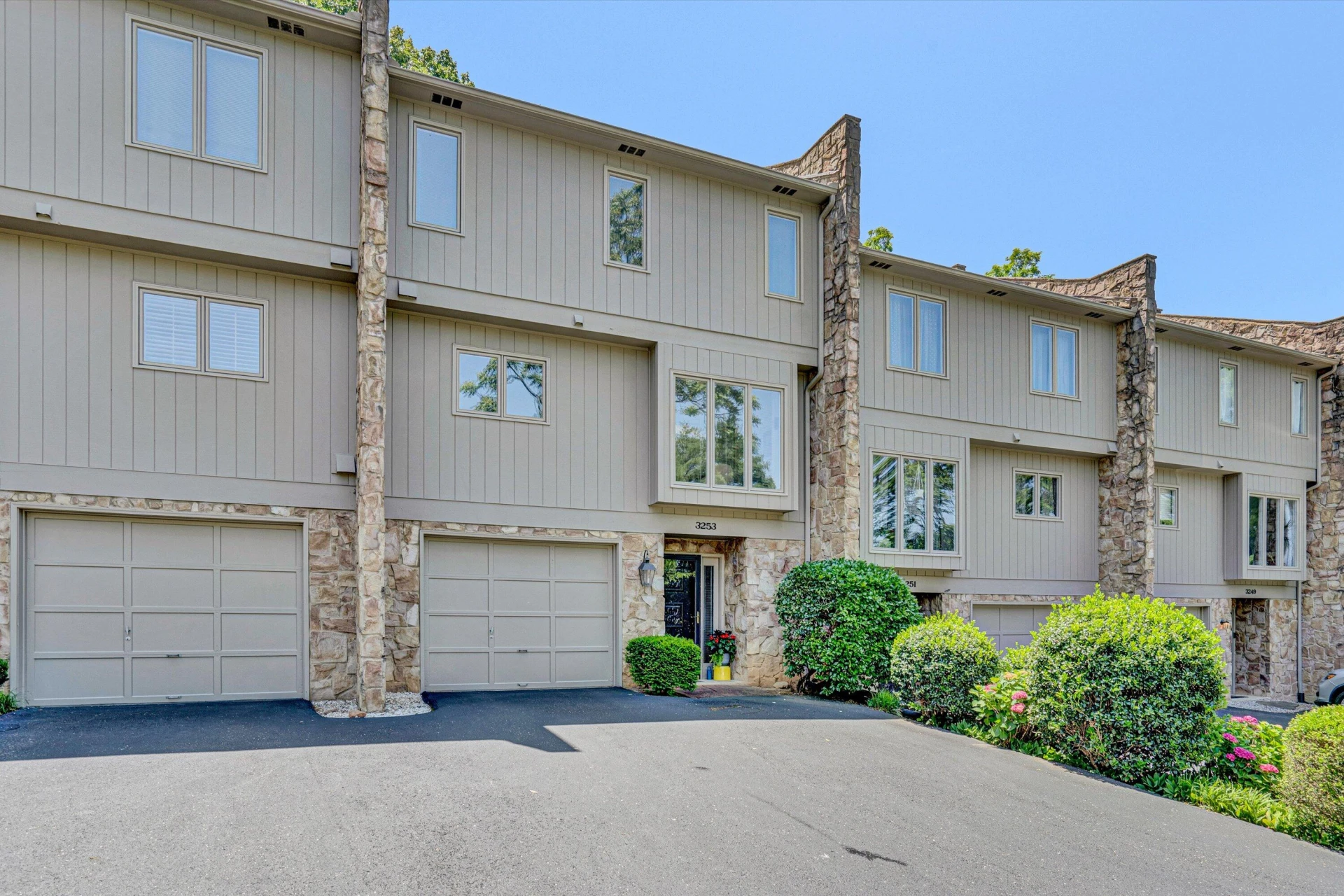 3253 Londonderry LN - Photo 2