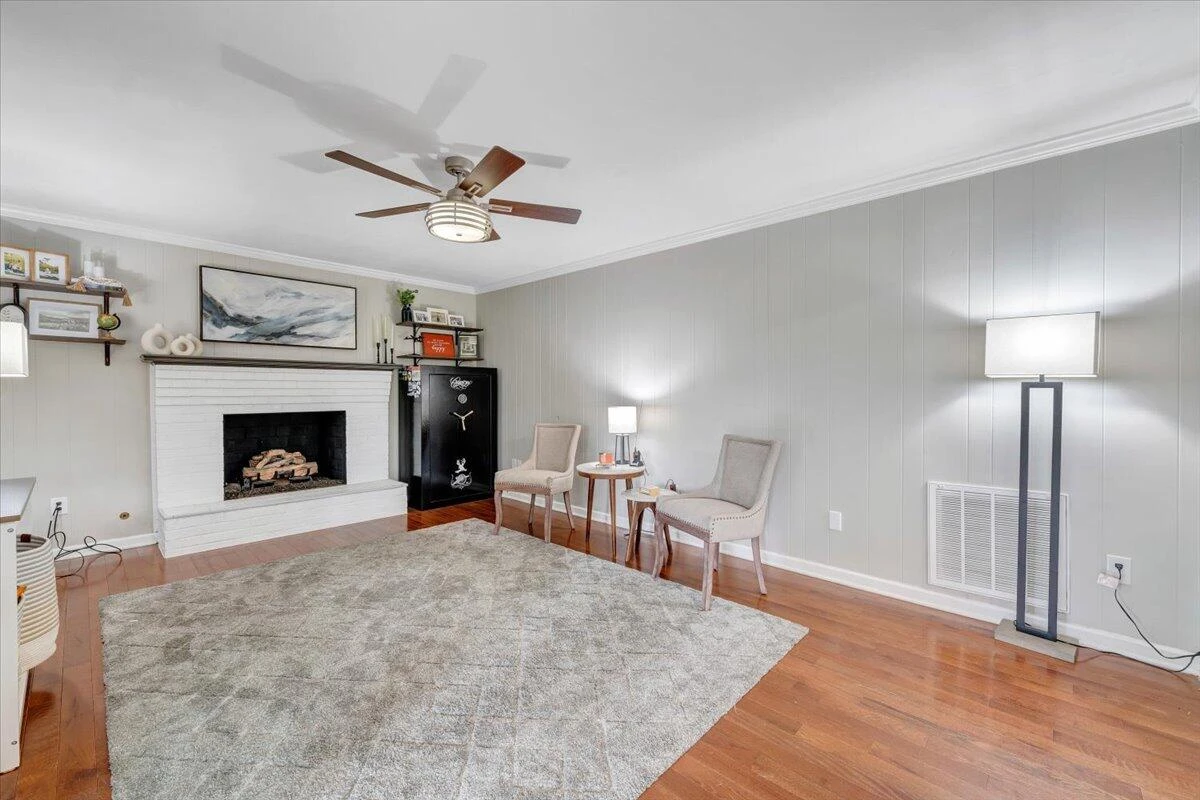245 Queen Regent CT - Photo 17