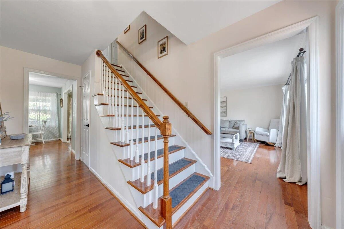 245 Queen Regent CT - Photo 3