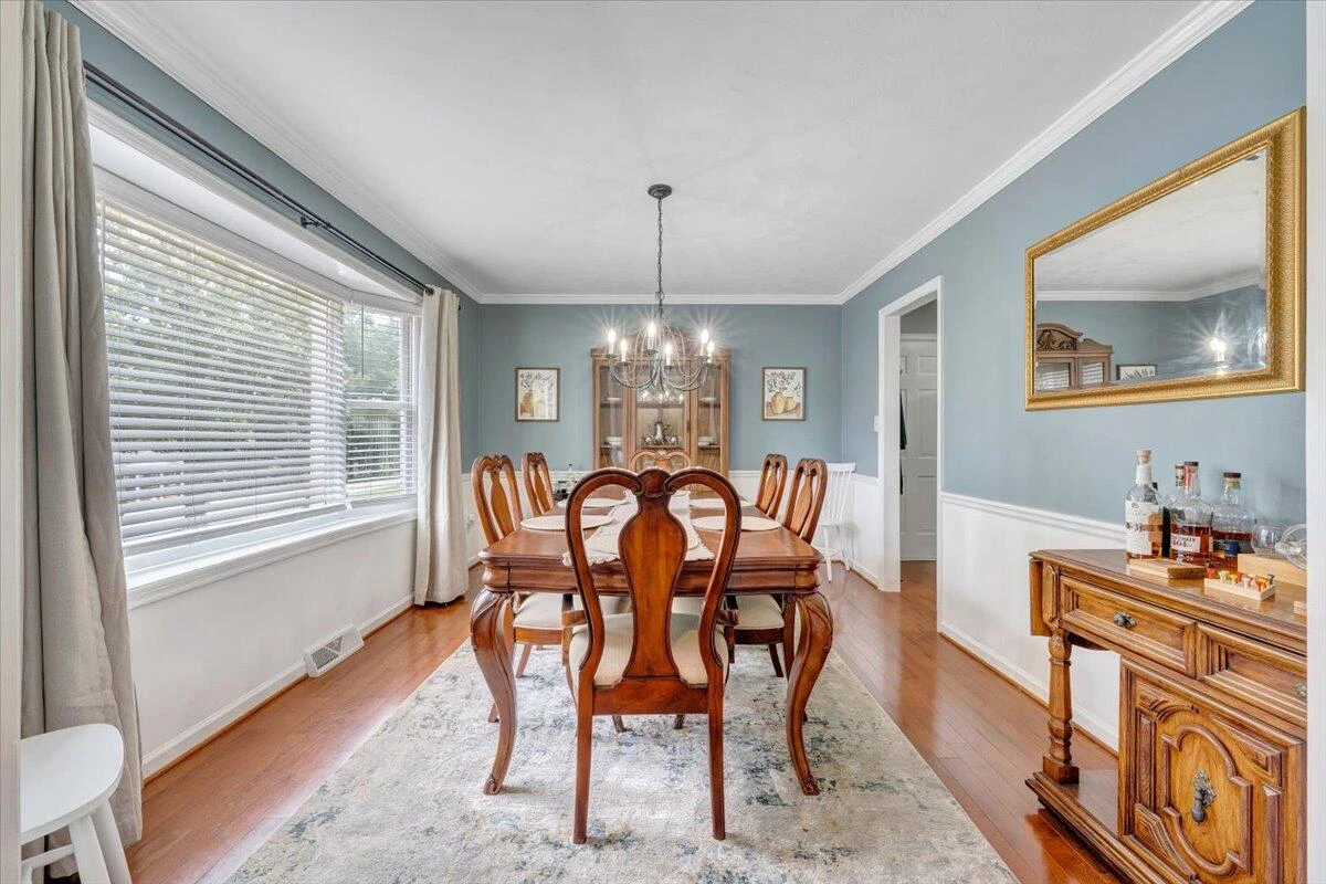 245 Queen Regent CT - Photo 4
