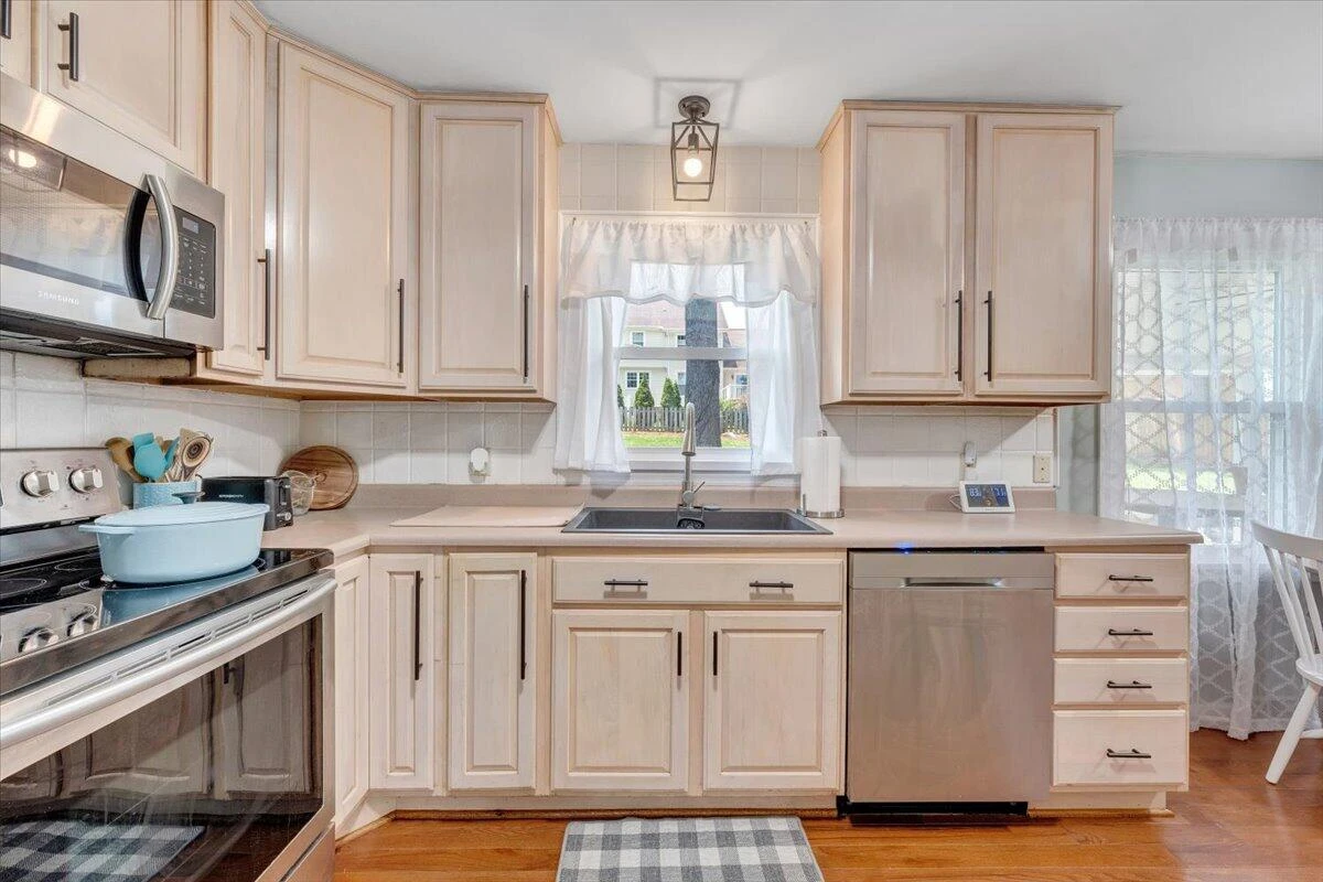 245 Queen Regent CT - Photo 8
