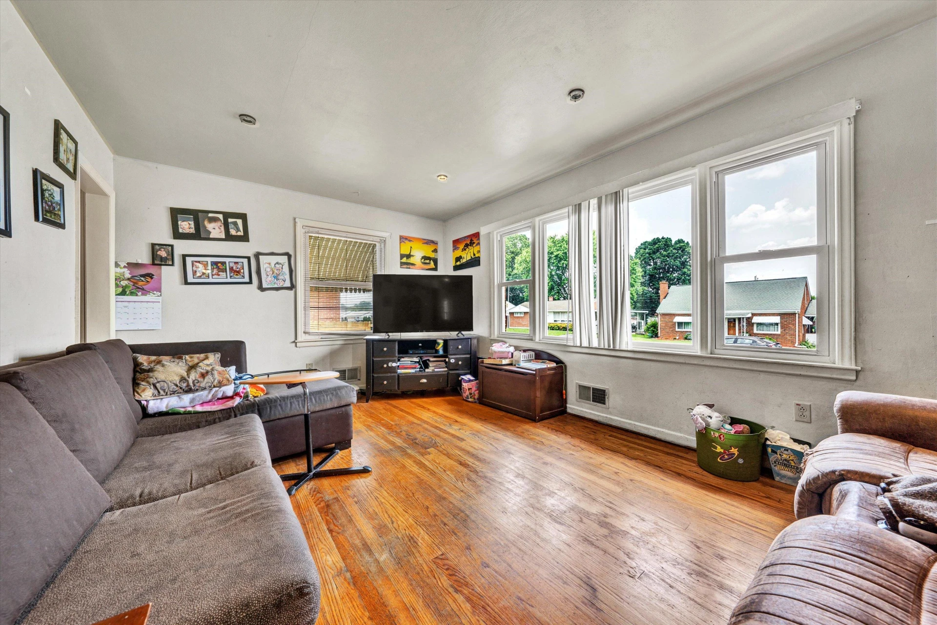 139 Christian AVE - Photo 4