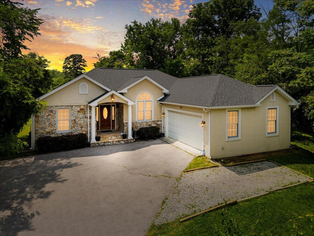 111 Deer Trace LN