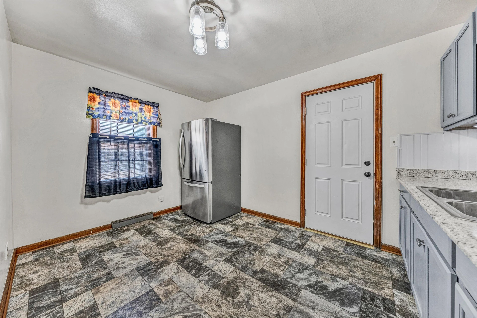 1465 Greenbrier AVE - Photo 6