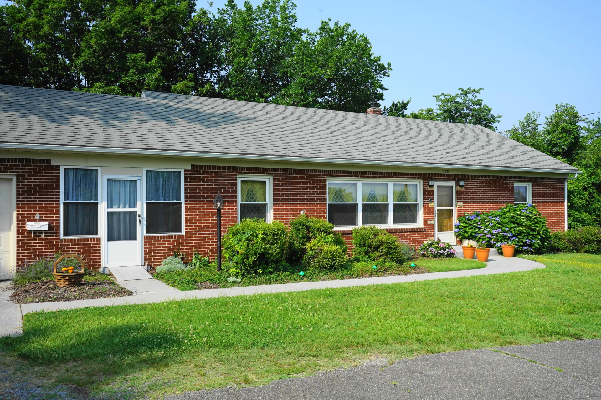 520 Poplar ST - Photo 2