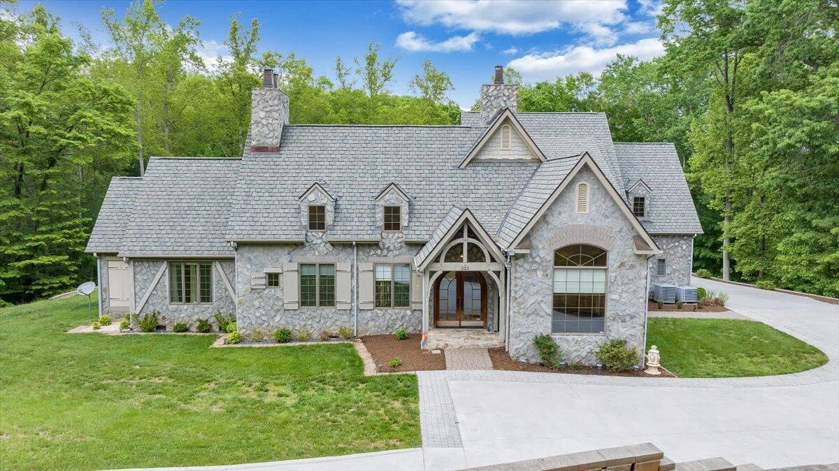 223 Moonriver LN
